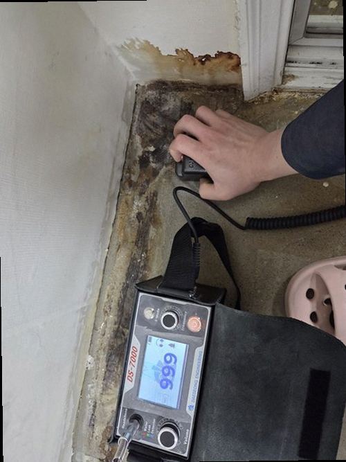 누수탐지 배관과 천장 내부의 수분 상태를 측정하는 점검 장면