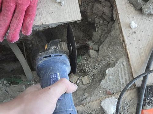 오산 누수탐지 보수 후 벽면의 건조 상태와 마감 여부를 살펴보는 모습