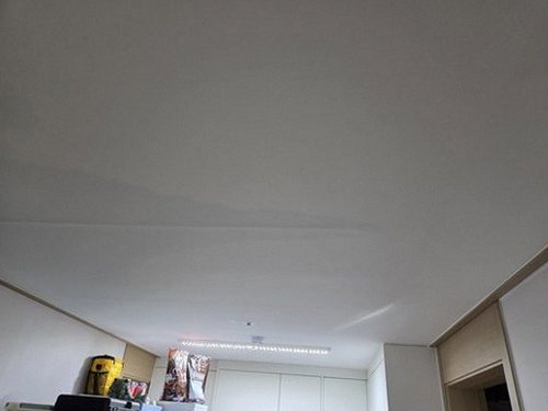 누수탐지 수리 후 천장 주변의 건조 상태와 마감 범위를 확인하는 모습