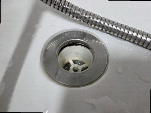 만안구 누수탐지 싱크대 아래 배관과 벽면 얼룩을 확인하는 모습
