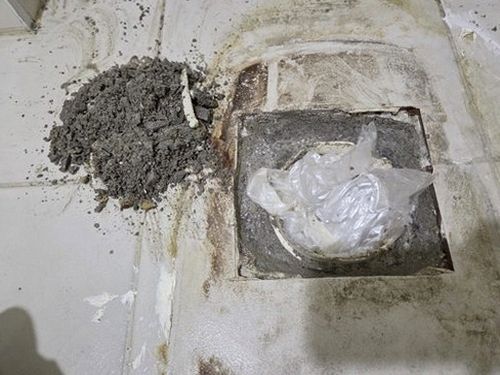 누수탐지 욕실 바닥 누수 점검 장비를 사용하는 모습