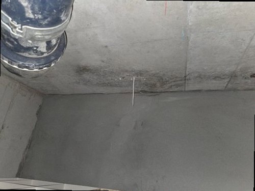 기흥구 누수탐지 실내에 나타난 누수 흔적과 점검 위치를 살피는 모습