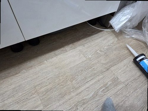 수지구 누수탐지 천장과 벽면의 누수 흔적을 확인하는 점검 장면