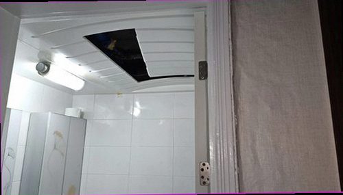 강남구 누수탐지 점검 후 난방 배관 상태와 압력을 확인하는 모습