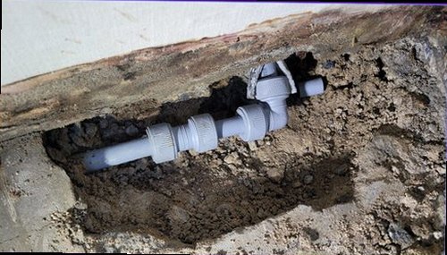 강북구 누수탐지 난방 배관 주변의 바닥 상태와 보일러 압력계 확인 모습