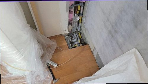 누수탐지 압력 측정 장비와 청음 장비로 배관 상태를 확인하는 장면