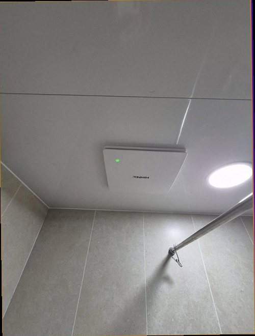금천구 누수탐지 누수 원인 확인 후 배관 연결부와 천장 내부를 점검하는 과정