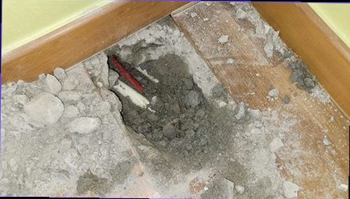 노원구 누수탐지 보일러 압력계와 주변 배관 연결부를 확인하는 모습