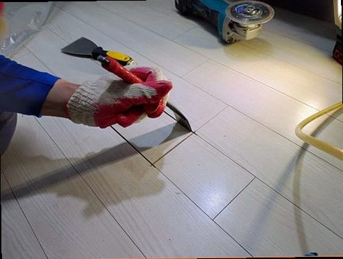 성북구 누수탐지 벽면 얼룩과 수분 측정 위치를 확인하는 현장 점검