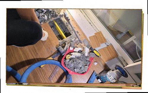 성북구 누수탐지 천장 얼룩과 벽면 수분 흔적을 확인하는 점검 모습