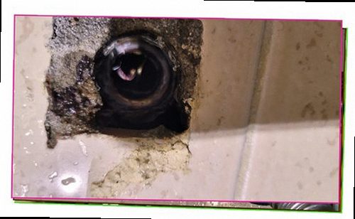 송파구 누수탐지 욕실 바닥과 벽면의 누수 흔적을 확인하는 모습
