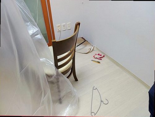 송파구 누수탐지 싱크대 하부장과 벽면의 습기 흔적을 확인하는 현장