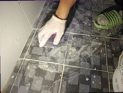 용산구 누수탐지 벽면과 천장 주변의 누수 흔적을 점검하는 현장