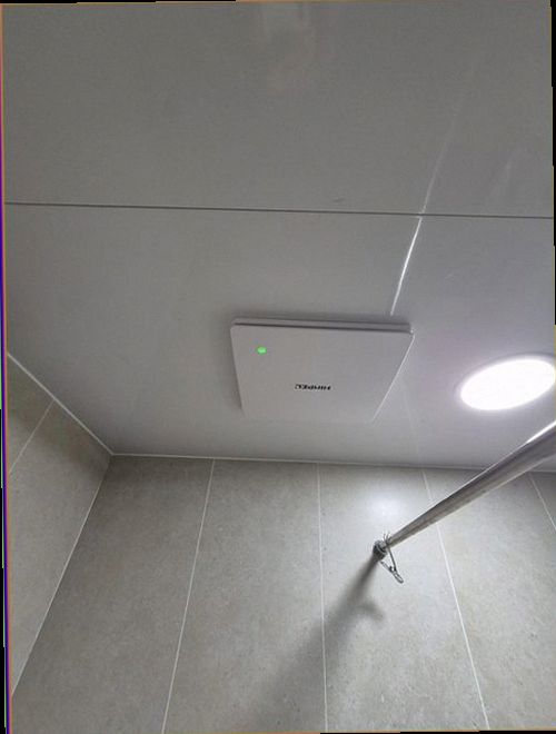 누수탐지 계량기와 차단 밸브 상태를 비교하며 누수 여부를 점검하는 장면
