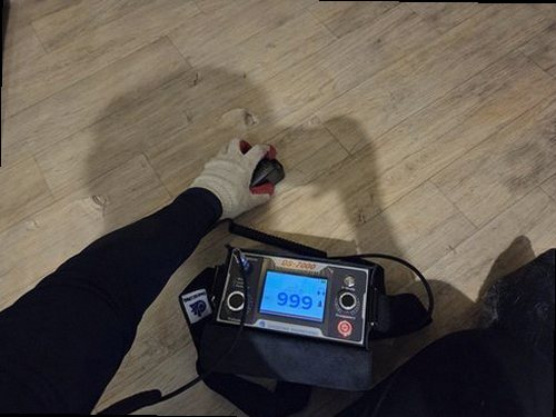 종로구 누수탐지 실내 천장과 벽면의 물 얼룩을 확인하는 모습