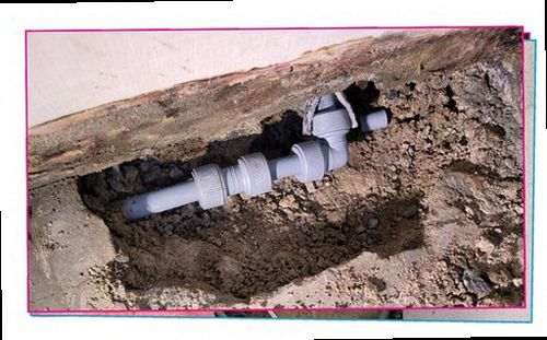 서울 중구 누수탐지 안방 천장 얼룩과 주변 벽면을 살피는 현장 모습