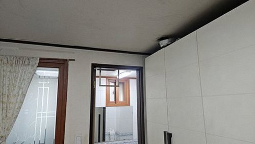 누수탐지 배관과 벽면 상태를 확인하며 누수 원인을 점검하는 모습