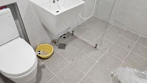 누수탐지 벽면과 바닥의 습기 흔적을 살펴보는 점검 장면