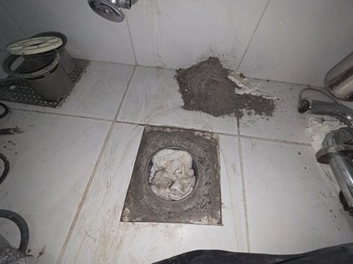 누수탐지 배관 주변과 욕실 벽면의 상태를 확인하는 현장 점검