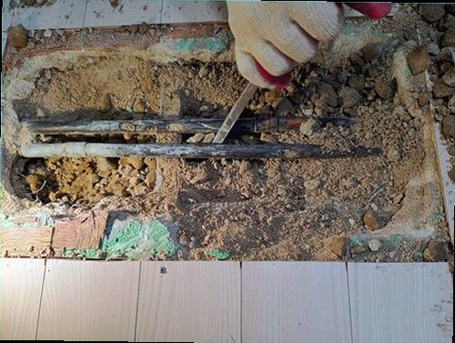 광명 누수탐지 천장에 번진 얼룩과 주변 벽면의 습기 흔적을 확인하는 모습