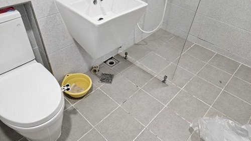 누수탐지 벽면과 바닥의 물 얼룩 및 습기 흔적을 살피는 점검 장면