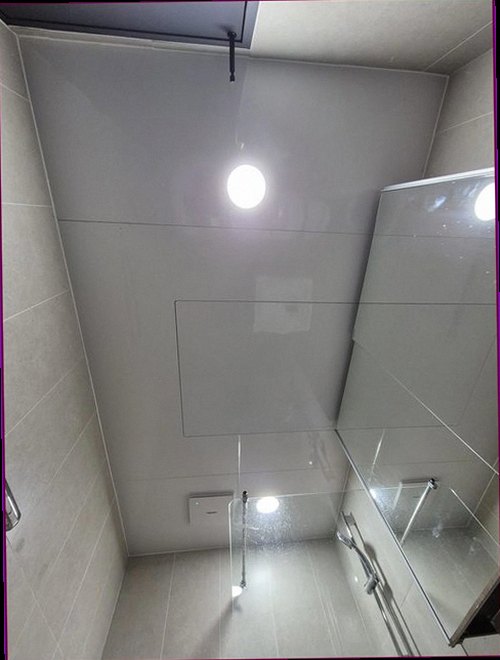 광주 누수탐지 싱크대 하부장 내부 배관과 누수 흔적을 확인하는 모습