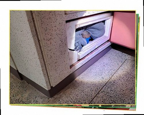 시흥 누수탐지 배관 보수 후 건조 상태와 주변 마감면을 점검하는 모습