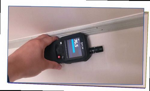 안성 누수탐지 바닥과 벽면의 누수 흔적을 확인하는 현장 점검 모습