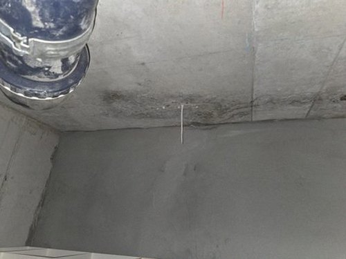 일산동구 누수탐지 보수 후 벽면 상태와 주변부를 다시 확인하는 모습