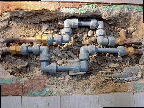 오산 누수탐지 누수 원인 확인 후 배관 보수 범위를 설명하는 작업 장면