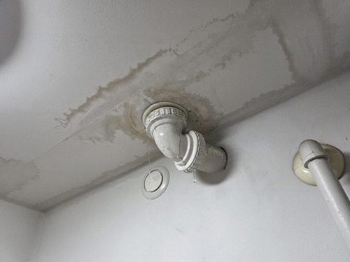 의왕 누수탐지 점검 결과에 따라 보수 구간과 확인 절차를 정리하는 모습