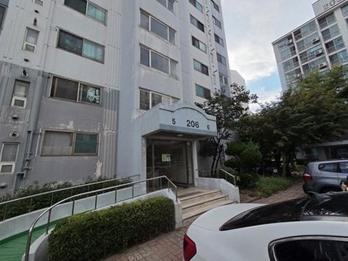 누수탐지 천장 얼룩과 벽지 들뜸 등 실내 누수 의심 흔적을 확인하는 모습