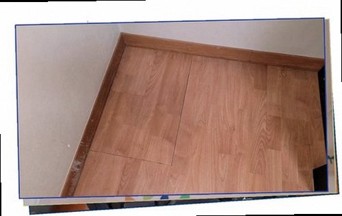 하남 누수탐지 천장 누수 흔적과 주변 마감재 상태를 확인하는 모습