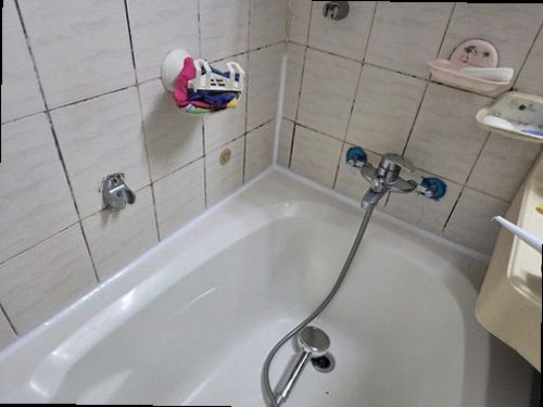 누수탐지 욕실 바닥과 벽면의 물기 및 마감 상태를 확인하는 점검 장면