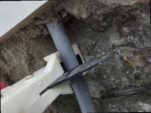 일산서구 누수탐지 벽과 바닥에 나타난 수분 흔적을 구분해 확인하는 장면