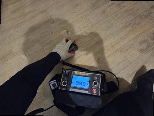 누수탐지 보수 후 건조 상태와 재발 여부를 점검하는 모습