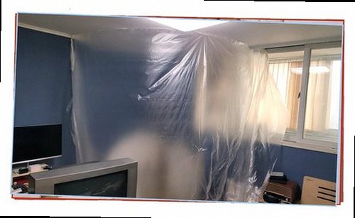 분당구 누수탐지 거실 벽면의 습기 흔적과 들뜬 벽지