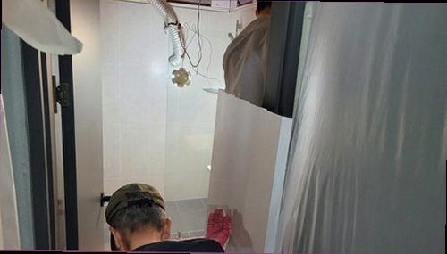 팔달구 누수탐지 벽면과 바닥의 수분 분포를 비교하는 누수 점검 장면