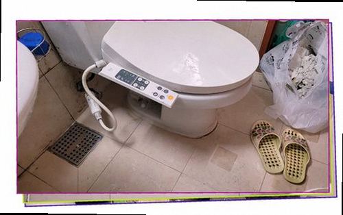 팔달구 누수탐지 바닥 물기와 벽면 변색을 확인하는 누수 점검 모습