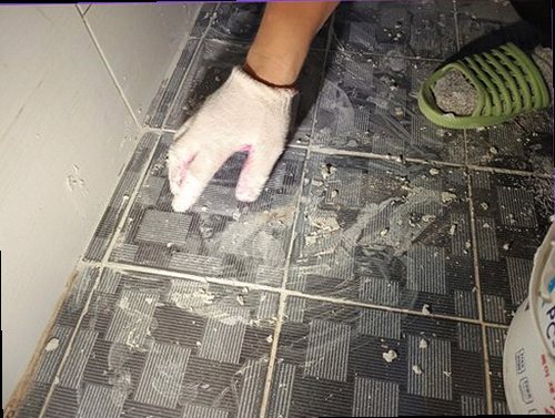 만안구 누수탐지 수분 측정 장비로 벽면과 바닥의 상태를 확인하는 과정