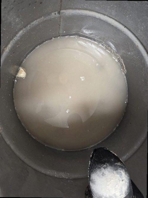 처인구 누수탐지 싱크대 하부장과 벽면의 얼룩 및 습기 흔적을 확인하는 모습