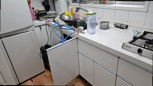 처인구 누수탐지 점검 후 건조 상태와 벽면 마감의 변화를 비교하는 모습