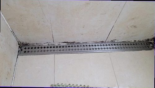 일산서구 누수탐지 배관 연결부 확인과 보수 후 건조 상태를 점검하는 현장