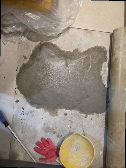 부평구 누수탐지 점검 후 벽면의 수분 상태를 다시 확인하는 과정