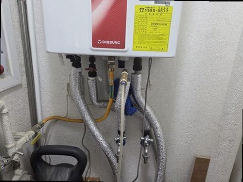 부평구 누수탐지 보일러 연결부와 바닥의 누수 흔적을 확인하는 점검 장면
