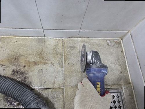 부평구 누수탐지 천장 얼룩과 벽면 수분 흔적을 확인하는 점검 장면