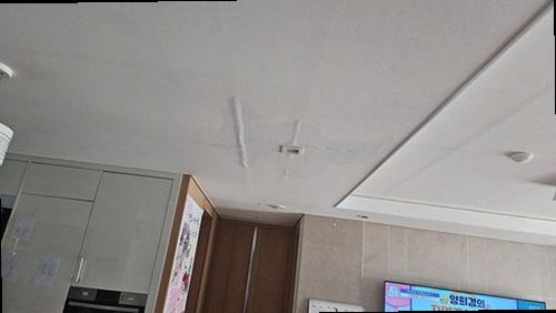 누수탐지 수분 측정과 배관 주변 상태를 확인하는 과정