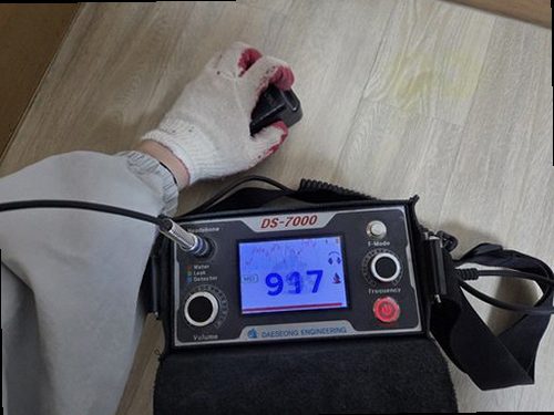 미추홀구 누수탐지 벽과 바닥의 누수 흔적을 확인하는 점검 장면