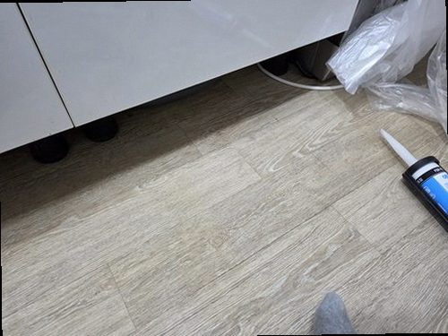 미추홀구 누수탐지 천장 물자국의 위치와 번진 범위를 기록하는 모습