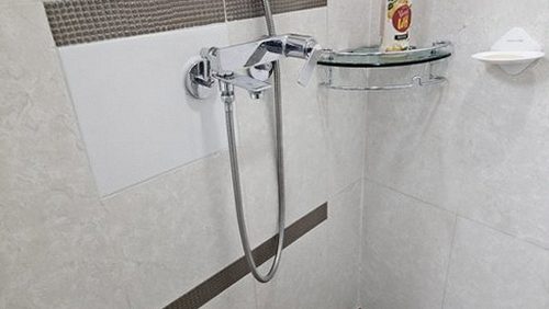 미추홀구 누수탐지 수리 후 배관 주변과 마감 상태를 확인하는 모습